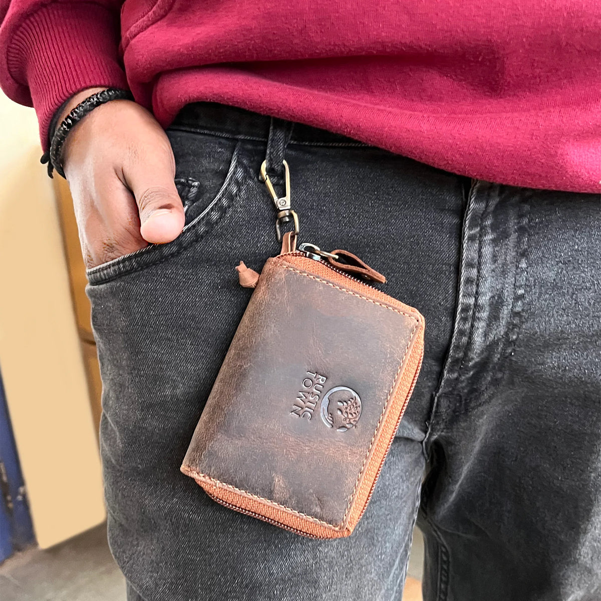  RUSTIC TOWN Leather Key Case Holder - Zippered Key Organizer  Wallet with 8 Hooks for Keys, Cash, and Card - Gift for Men and Women  (Brown) : Clothing, Shoes & Jewelry