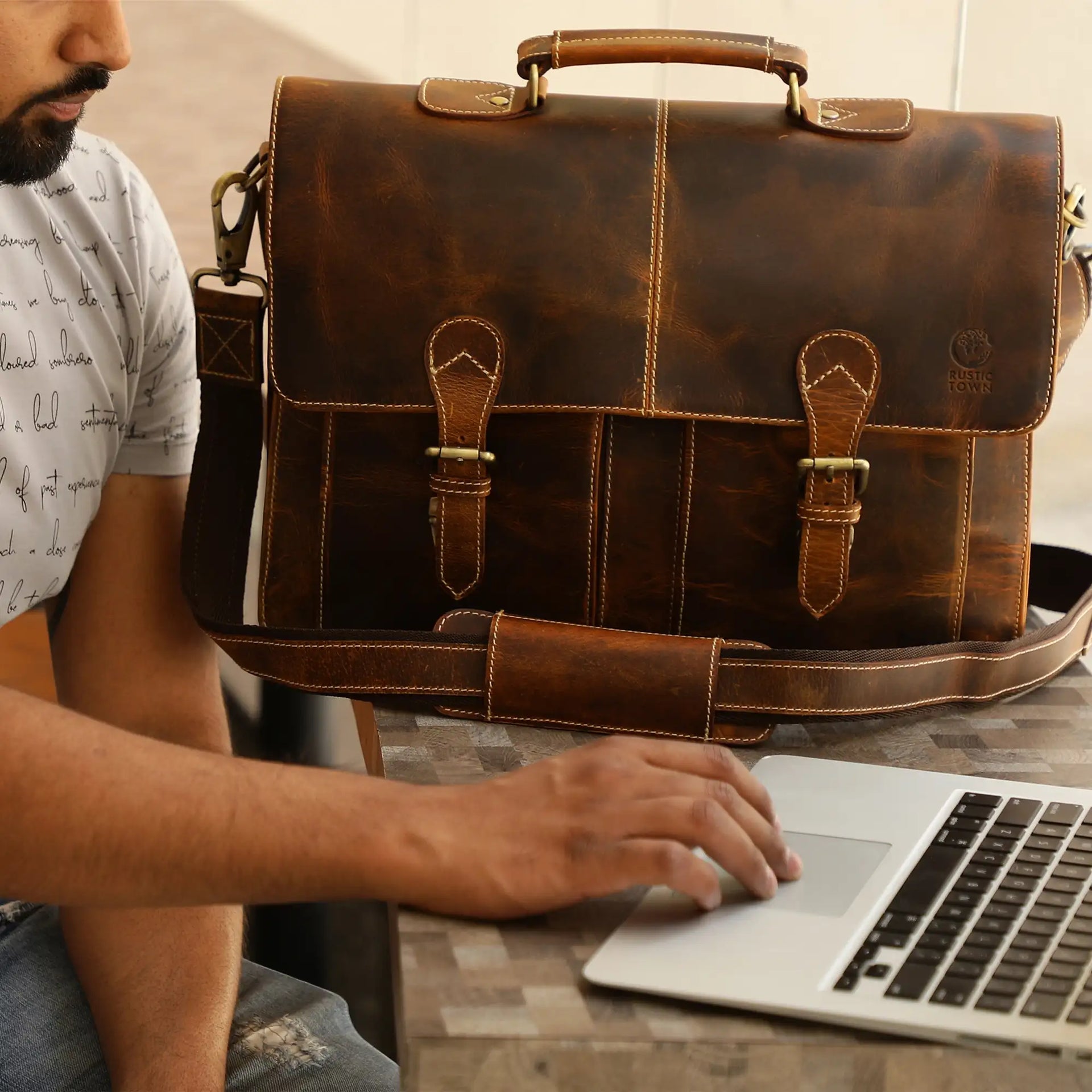 7 Best Stores To Buy Laptop Bags In Delhi NCR